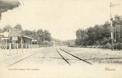 7502 Gezicht op de spoorlijn bij het H.S.M.-station Baarn te Baarn, uit het noordwesten, met links de bierhal.